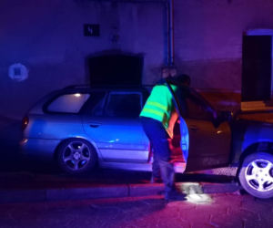 Pijany mężczyzna usiadł za kierownice kradzionego auta i staranował budynek