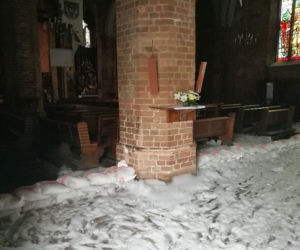Wnętrze katedry po pożarze
