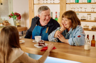 Na Wspólnej odc. 4288. Michalina Misia (Zoe Messy), Włodek (Mieczysław Hryniewicz), Dorota Zakrzewska (Edyta Jungowska)