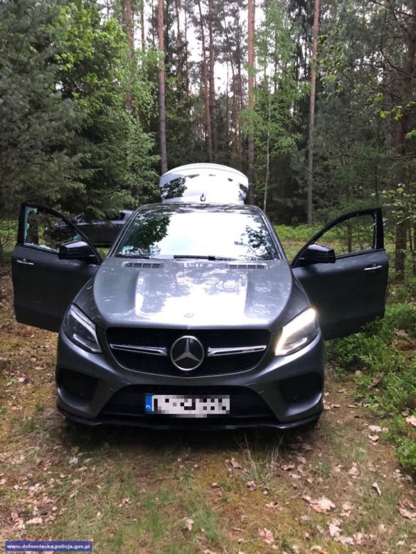 Policjanci odzyskali kilka kradzionych aut, w tym imponującego Mercedesa
