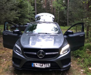 Policjanci odzyskali kilka kradzionych aut, w tym imponującego Mercedesa
