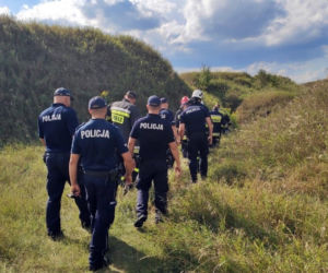 Piątnica. Turysta z Warszawy miał wypadek w forcie. Leżał w ciemności i czekał na pomoc