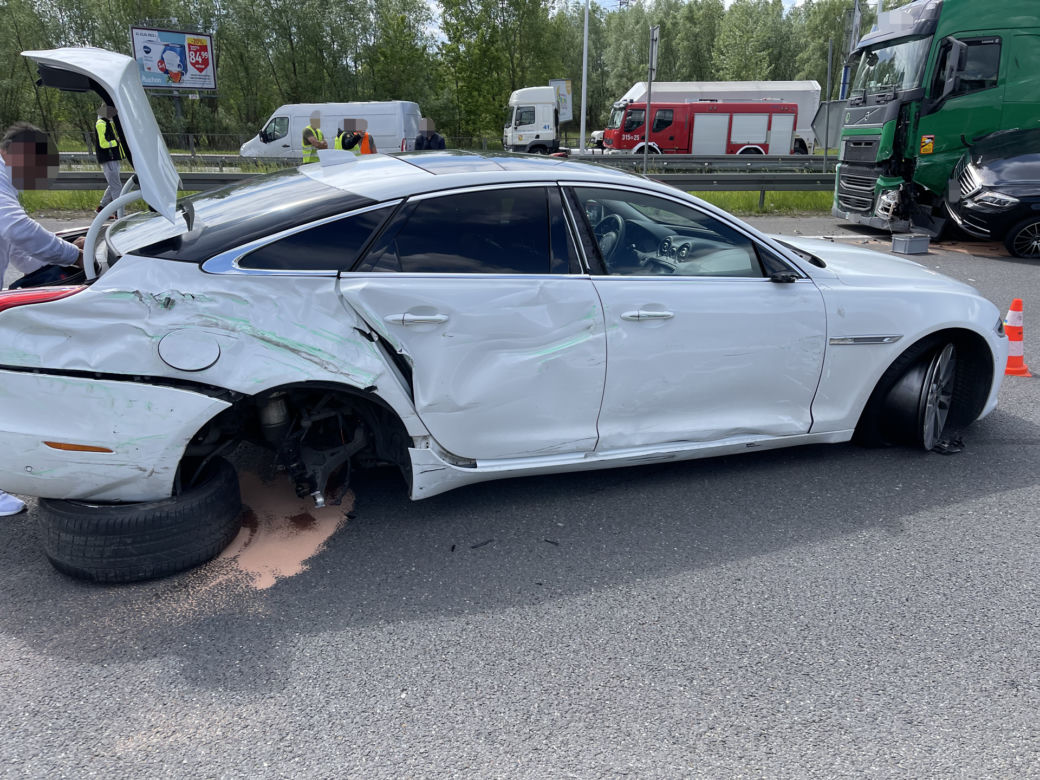 Jaguar stracił koła, mercedes wbił się w ciężarówkę. Spektakularne zderzenie na S8 w Warszawie