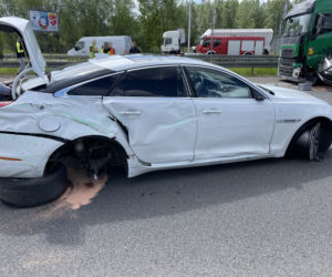 Jaguar stracił koła, mercedes wbił się w ciężarówkę. Spektakularne zderzenie na S8 w Warszawie