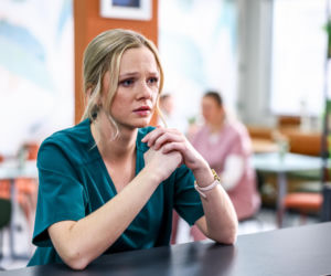 Szpital św. Anny, odcinek 109: dyrektor Strecker i Sabina spędzają wspólnie wieczór po rozmowie o przyszłości szpitala