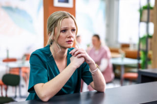 Szpital św. Anny, odcinek 109: dyrektor Strecker i Sabina spędzają wspólnie wieczór po rozmowie o przyszłości szpitala