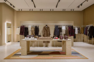 Gdy męska moda łączy się z fantazją. Alexander Skarsgård w looku od COS na Sundance Film Festival