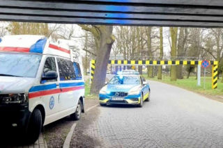 Zapomniał o wysokości pojazdu. Ambulans uderzył w oznaczenia