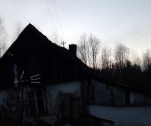 Mieszkają w 200-letnim, walącym się domu! Marzą o bieżącej wodzie i kanalizacji