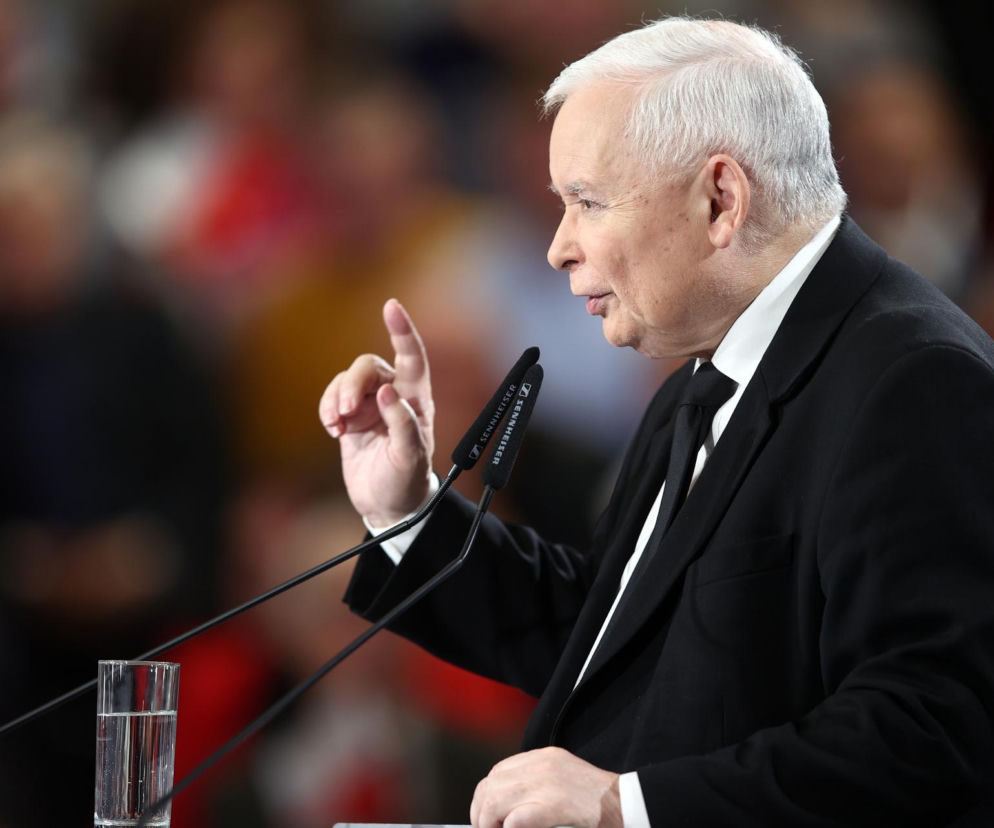Jarosław Kaczyński przemawia przy mikrofonach. O majątku prezesa PiS w dobie rozłamu przeczytasz na Eska.