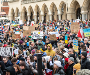 Kraków solidarny z Ukrainą! Wielka manifestacja na Rynku Głównym [ZDJĘCIA]