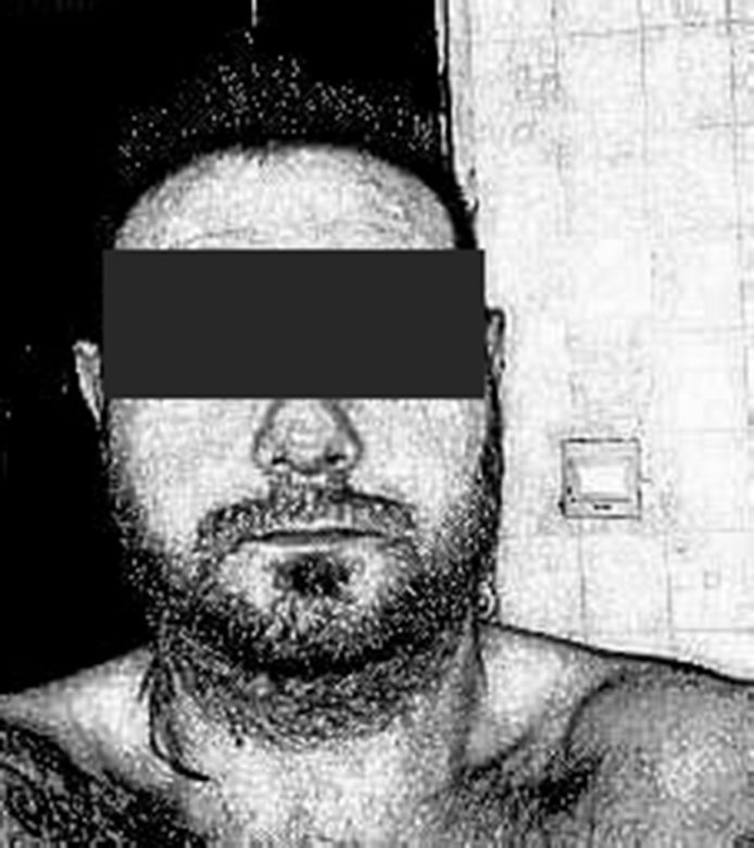 Metalową rurką skatował syna, zabił jego kolegę