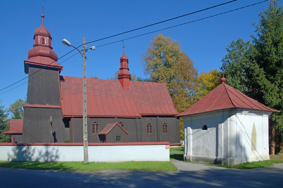 To jedna z najpiękniejszych wsi w Małopolsce. Zasłynęła dzięki jednej decyzji proboszcza