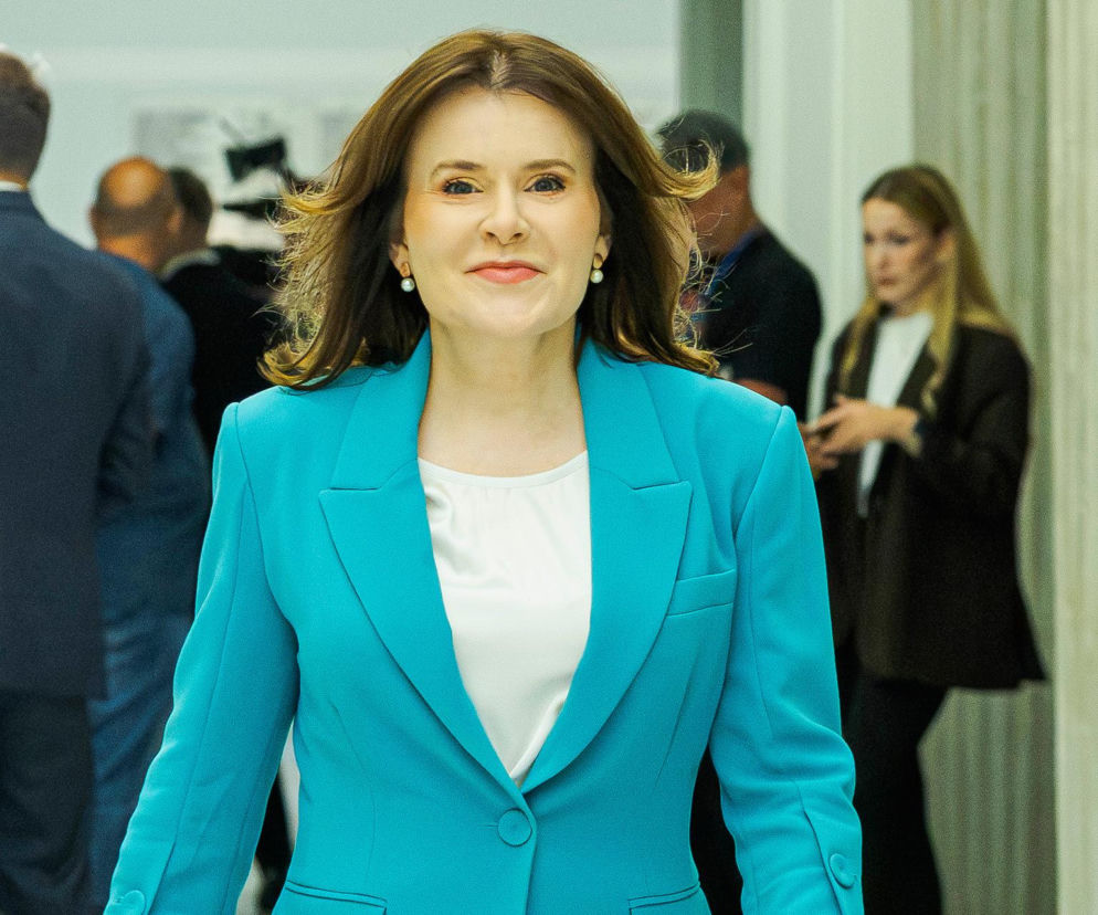 Wiceprezes PiS Anna Krupka w niebieskim żakiecie. O transferze radnego z KO do PiS przeczytasz na SE Polityka.