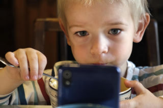 Telefon ciągle kusi dziecko? Usuń te elementy, a będzie sięgać po niego rzadziej