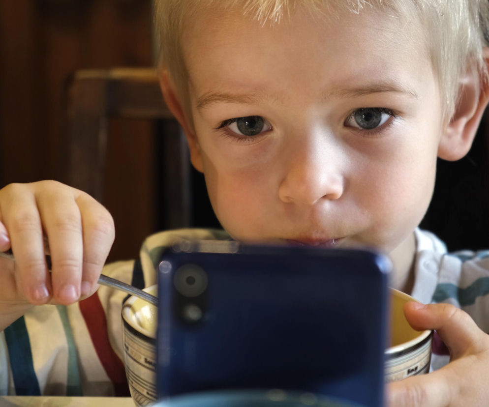 Telefon ciągle kusi dziecko? Usuń te elementy, a będzie sięgać po niego rzadziej