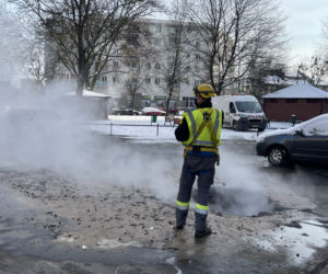 Rura rozsadziła chodnik na Bielanach