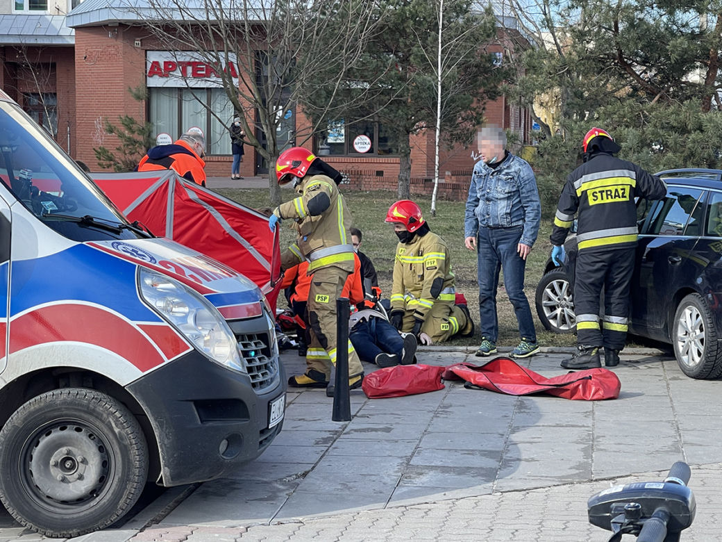 Dramatyczna akcja na Bemowie! Udzielali pomocy rannym. Kilka metrów dalej umierał w aucie mężczyzna