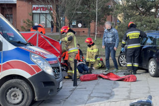 Dramatyczna akcja na Bemowie! Udzielali pomocy rannym. Kilka metrów dalej umierał w aucie mężczyzna