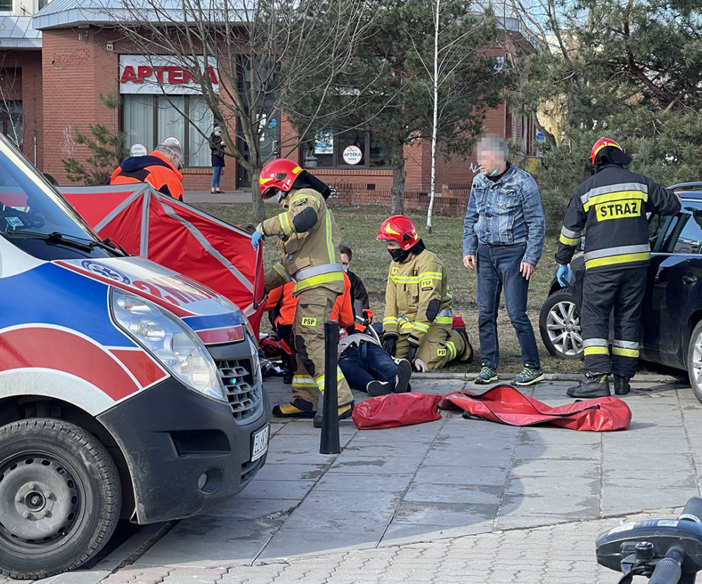 Dramatyczna akcja na Bemowie! Udzielali pomocy rannym. Kilka metrów dalej umierał w aucie mężczyzna