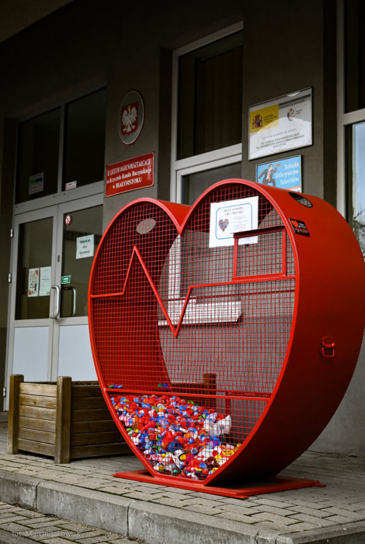 Duże czerwone serca na nakrętki przy czterech białostockich szkołach [ZDJĘCIA]