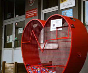 Duże czerwone serca na nakrętki przy czterech białostockich szkołach [ZDJĘCIA]
