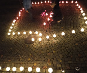 Strajk Kobiet w Lesznie ze zniczami w tle