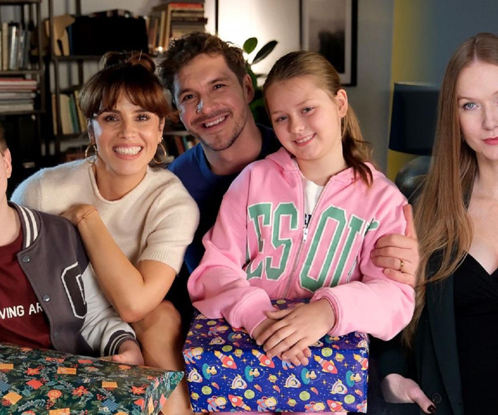 Rodzina Marcina Chodakowskiego z M jak miłość – Kama, dzieci i on sam – cieszy się wspólną chwilą, podczas gdy po prawej stronie, na osobnym tle, pojawia się Katarzyna Dąbrowska jako Elżbieta Domańska, nowa prezes. Więcej o nowej roli Dąbrowskiej na Super Seriale.