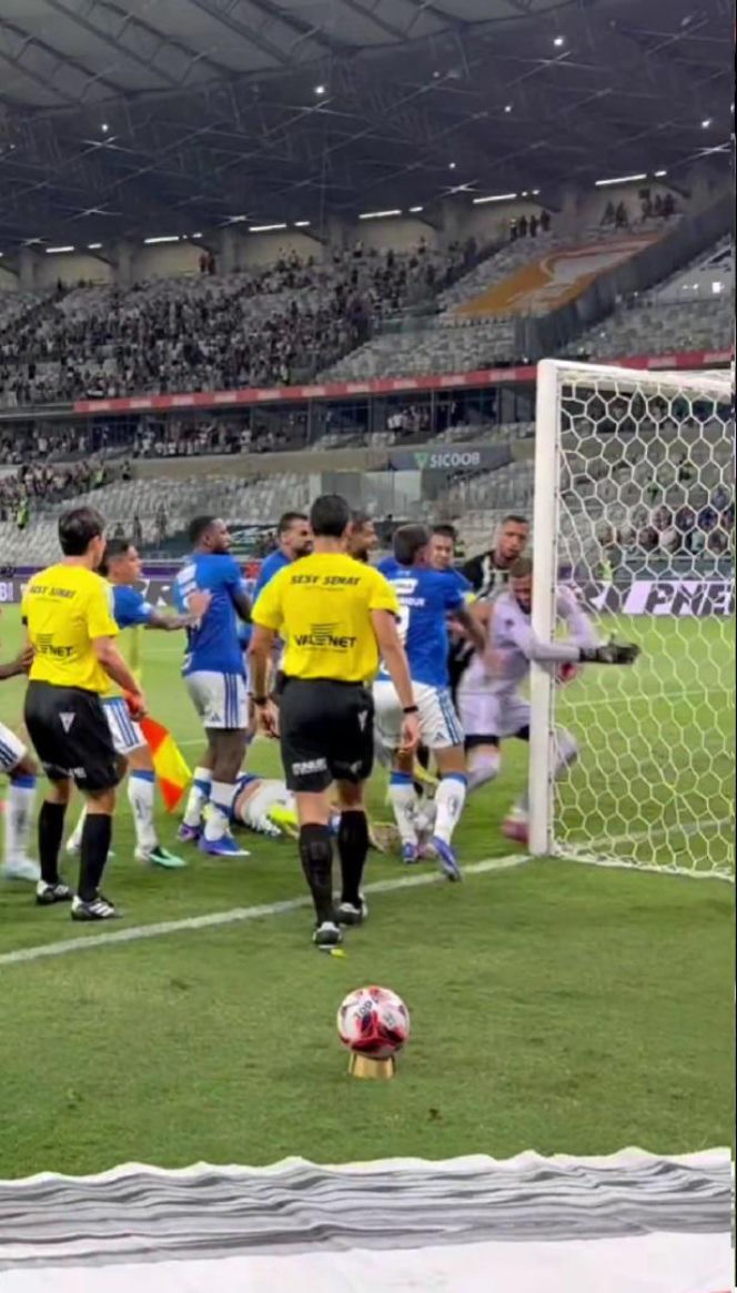 Burdy na meczu Cruzeiro - Atletico Mineiro