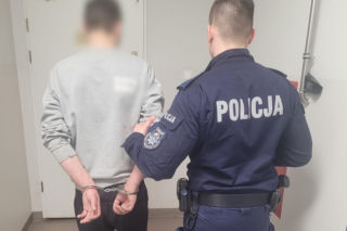 Dwa zarzuty i areszt dla 33-latka z gminy Kościan. Dwa razy dźgnął ojca nożem