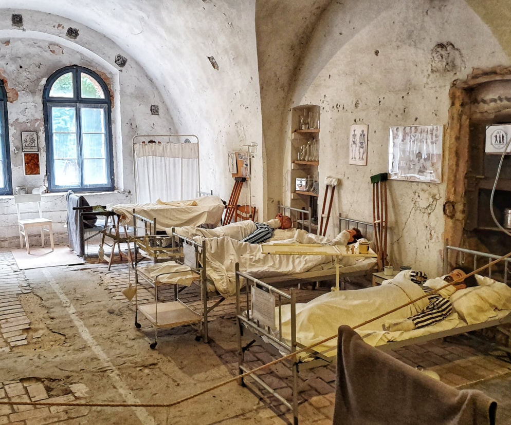Zabytkowy szpital polowy w Forcie VI