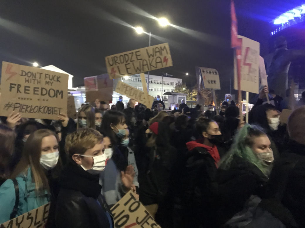 Strajk kobiet w Sosnowcu. Tłumy na ulicach! Wsparcie karetek, medyków i taksówkarzy