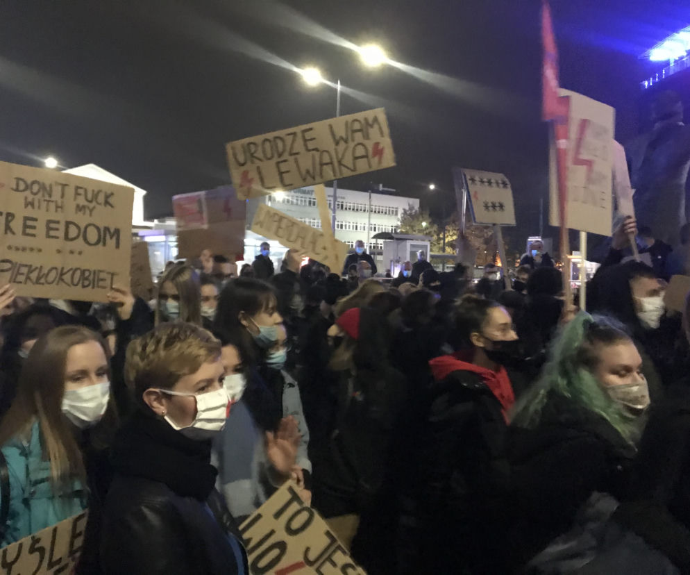 Strajk kobiet w Sosnowcu. Tłumy na ulicach! Wsparcie karetek, medyków i taksówkarzy