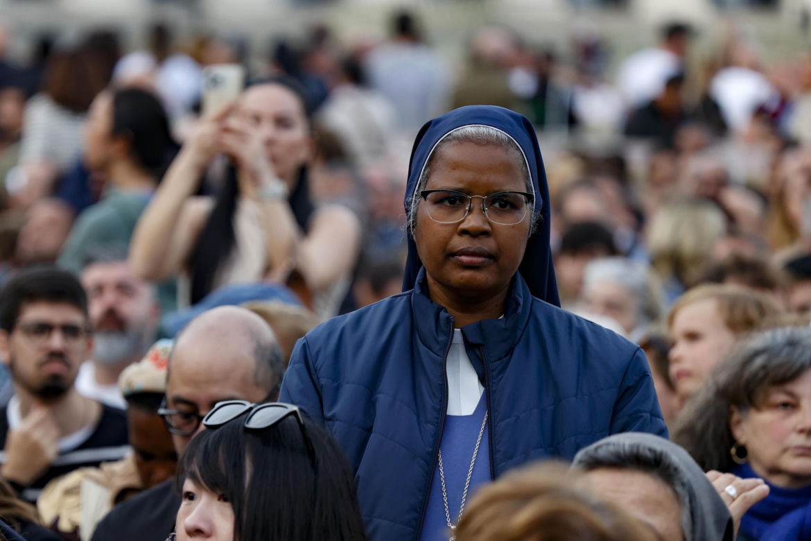 Wierni na Placu św. Piotra modlili się w intencji papieża Franciszka