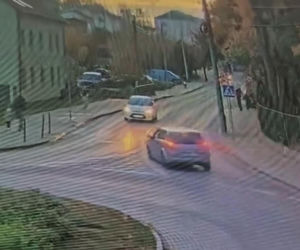 Wjechał na chodnik, minął dziecko i runął z wiaduktu. Nagranie mrozi krew w żyłach!