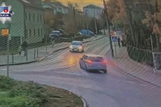 Wjechał na chodnik, minął dziecko i runął z wiaduktu. Nagranie mrozi krew w żyłach!