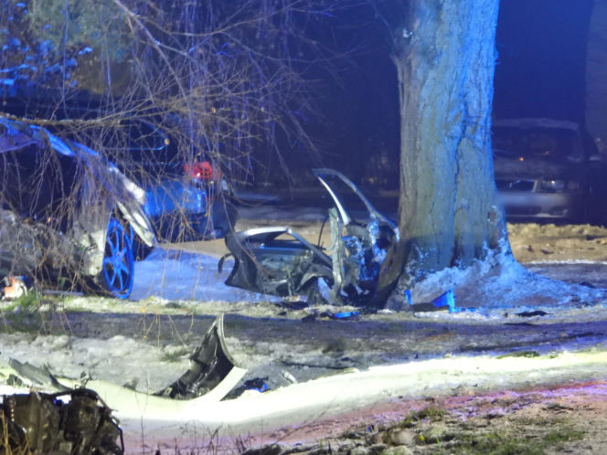 Uciekał seatem przed policją. Gonili go przez dwa powiaty. Zginął na drzewie