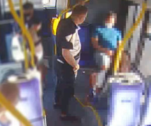 Brutalny atak z miejskim autobusie! Policja z Bydgoszczy szuka agresora