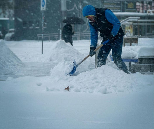 Atak zimy. Zamknięte szkoły, totalny paraliż