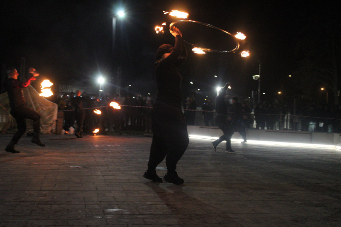 WOŚP 2023 w Krakowie: Fire Show w Nowej Hucie w wykonaniu grupy Spontan Fire