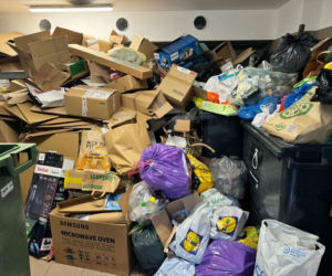 Śmieci wylewają się ze śmietników w Warszawie