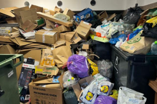 Śmieci wylewają się ze śmietników w Warszawie