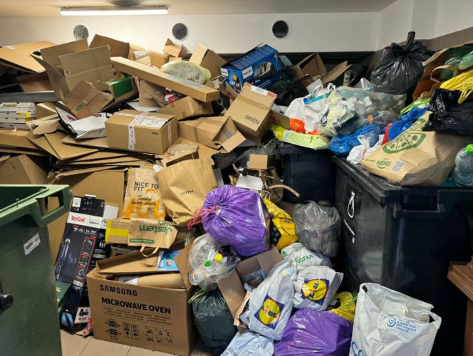 Śmieci wylewają się ze śmietników w Warszawie