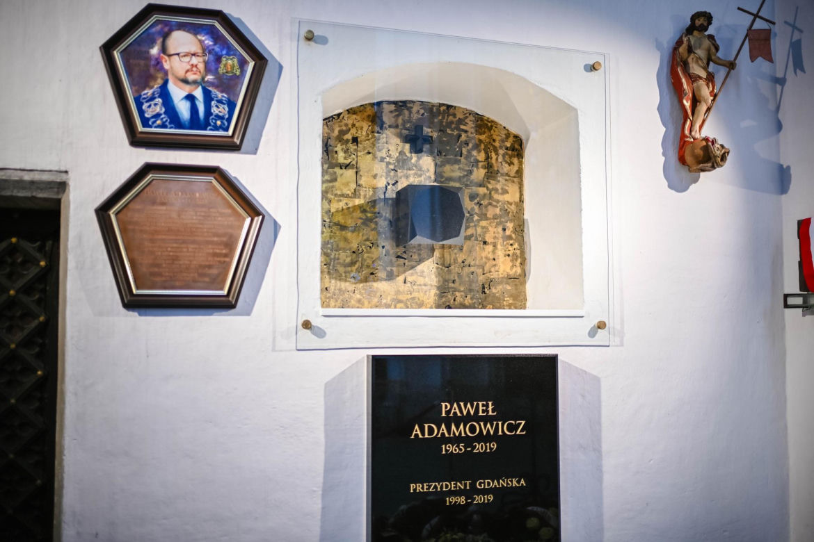 Grób Pawła Adamowicza i miejsce zamachu w szóstą rocznicę tragedii