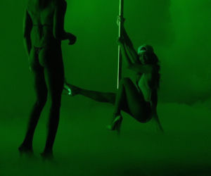 Rihanna Pour it Up (1)