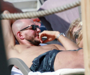 Kurek wyleguje się na plaży po igrzyskach