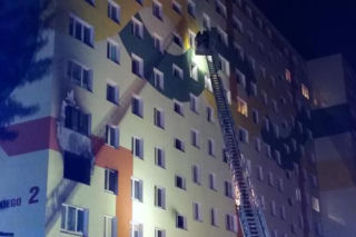 Rok po pożarze wieżowca i śmierci jednej z lokatorek prokuratura zawiesza śledztwo