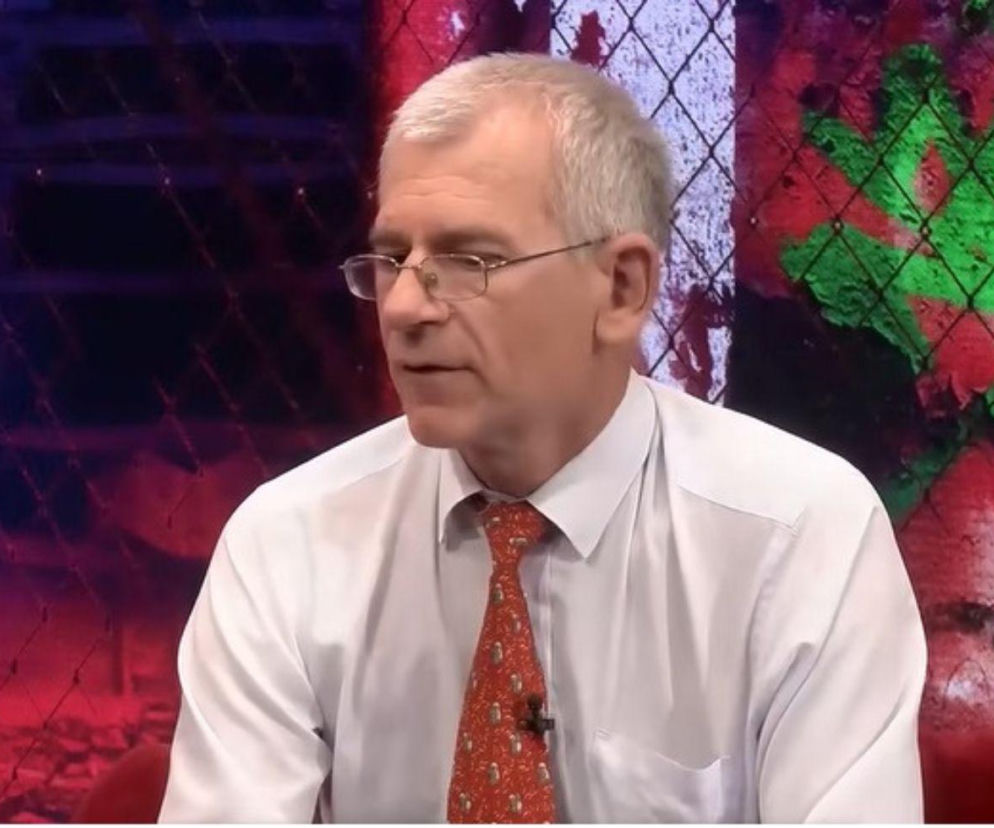 Profesor Grzegorz Motyka w białej koszuli i czerwonym krawacie. O kulisach relacji z Ukrainą usłyszysz w Mediateka.