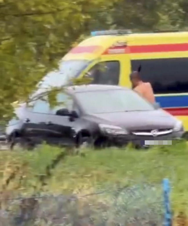 Nagi mężczyzna z maczetą biegał po ulicy! Policjanci użyli paralizatora