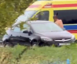 Nagi mężczyzna z maczetą biegał po ulicy! Policjanci użyli paralizatora